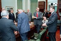 Reagan vergadering met leden van het Congres van de Verenigde Staten over plannen om Libië aan te vallen na de bombardementen, april 1986