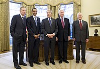 Bush con tutti gli ex presidenti viventi, compreso suo padre George H. W. Bush, gennaio 2009