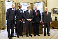 Bush z vsemi živečimi nekdanjimi predsedniki, vključno z očetom Georgeem H. W. Bushem, januar 2009