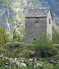 Een versterkte toren die wordt gebruikt als toevluchtsoord voor mannen die betrokken zijn bij een bloedvete die kwetsbaar zijn voor aanvallen. Thethi, noordelijk Albanië.