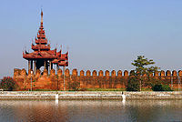 Een toren in de muren van het Mandalay Palace.