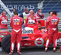 Izrazita blagovna znamka Marlboro na Ferrarijevem dirkalniku formule 1 in ekipi na Veliki nagradi Bahrajna leta 2006.