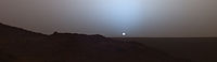 Marshimlen ved solnedgang, som den er fotograferet af Spirit-roveren (maj 2005)  