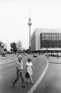 Marx-Engels-Platz en het Palast der Republik in Oost-Berlijn in de zomer van 1989. De Fernsehturm (TV-toren) is zichtbaar op de achtergrond.