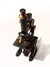 1915 m. "Bausch and Lomb" šviesos mikroskopas