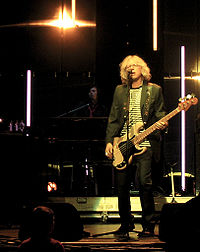 Mills cântând în 2004