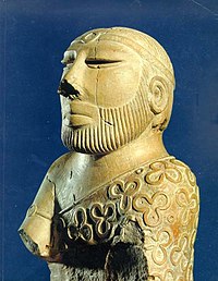 A Mohenjo-daro ősi városának helyén feltárt, Kr. e. 2500-1500-ra datált királypap mellszobra.