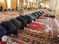 Musulmani che eseguono il salat nella moschea degli Omayyadi