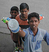 Niños de la calle en la India vendiendo bocadillos y bebidas a los pasajeros del autobús