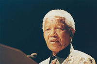 Mandela discursando no Peacock Theatre em Londres, Inglaterra, abril de 2000
