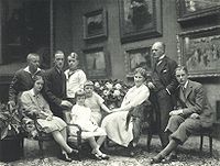 Bertha perheen kanssa, 1928, kuvannut Nicola Perscheid.  