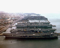 Vliegdekschepen op de pier van Naval Station Norfolk  