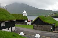 Atap tanah tradisional dapat dilihat di banyak tempat di Kepulauan Faroe.