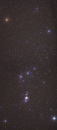 A constelação de Orion com a Nebulosa de Orion (meio inferior)