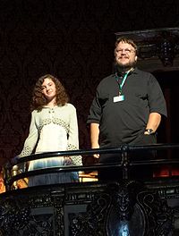 Ivana Baquero (Ofelia) en Guillermo del Toro (Directeur) krijgen een staande ovatie na de Noord-Amerikaanse première van Pan's Labyrinth.