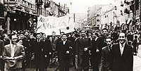 O povo de Varsóvia em feliz manifestação sob a Embaixada Britânica em Varsóvia logo após a declaração britânica de estado de guerra com a Alemanha nazista