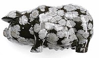 In Schneeflocken-Obsidian geschnitztes Schwein, 10 Zentimeter (4 in) lang. Die Markierungen sind Sphärolithen.
