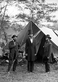 President Lincoln, Generaal John A. McClernand en Union spionmeester Allan Pinkerton op het Antietam slagveld net na de slag.