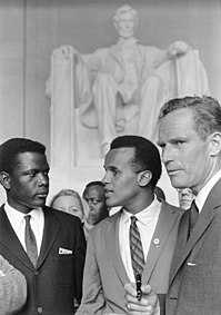 Поатие, Хари Белафонте и Чарлтън Хестън по време на Марша във Вашингтон, 1963 г.