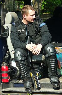 Um policial polonês com alguns de seus equipamentos