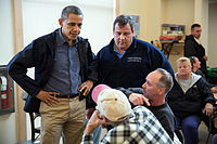 Kristijs kopā ar prezidentu Baraku Obamu apmeklē viesus, kas cietuši no viesuļvētras "Sandija", 2013. g.