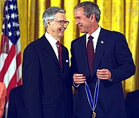 Prezidents Bušs pasniedz Rodžersam Prezidenta Brīvības medaļu, 2002. g.