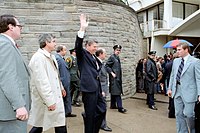 Reagan kráčí ke své limuzíně chvíli předtím, než ho zastřelil John Hinckley