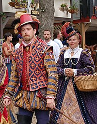 Mensen in kostuums die lijken op de kleding die ongeveer 500 jaar geleden in de Renaissance werd gedragen. Zij nemen deel aan de 2006 Bristol Renaissance Faire.  