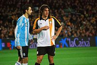 Puyol speelt voor Catalonië in een vriendschappelijke wedstrijd van 2009 tegen Argentinië op Camp Nou.