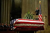 Bush houdt een grafrede op de staatsbegrafenis van Ronald Reagan, juni 2004  