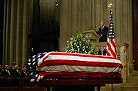 Bush rostește un elogiu la funeraliile de stat ale lui Ronald Reagan, iunie 2004  