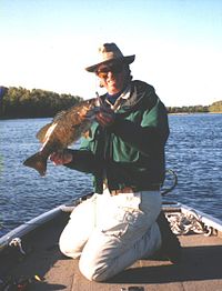 Smallmouth bass z Rainy River w pobliżu International Falls, Minnesota (wypuszczony)