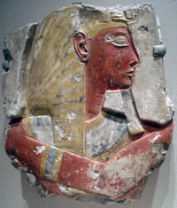 Reliëf van Ramesses II op kalksteen, nog met de originele kleur.
