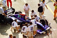 Roland Ratzenberger raakte tijdens de kwalificatie dodelijk gewond na een crash door een defect aan de voorvleugel.  