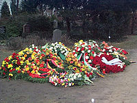 Rau's graf op de dag van zijn begrafenis.  