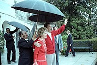 Ronald och Nancy Reagan i Vita huset efter skottlossningen.  