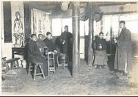Una famiglia riunita per accogliere il nuovo anno con rumori forti (1910)