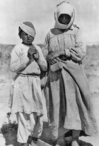 アルメニア人難民の女性とその息子。(アルメニア・ジェノサイド)