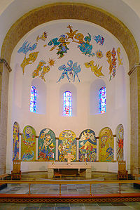 De apsis in de kathedraal van Ribe (Denemarken) versierd door Carl-Henning Pedersen