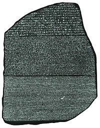 La pietra di Rosetta (circa 196 a.C.) ha permesso ai linguisti di iniziare il processo di decifrazione dei geroglifici. Museo Britannico