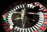 Bola dalam roulette dapat digunakan sebagai sumber keacakan, karena perilakunya sangat sensitif terhadap kondisi awal.