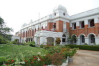 Den unge Kotelawala gick på Royal College i Colombo.  