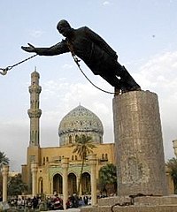 Het beroemde standbeeld van Saddam Hoessein wordt neergehaald door de Amerikaanse strijdkrachten...