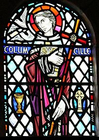 Glasfenster in der Abtei von Iona mit der Darstellung des Heiligen Columba