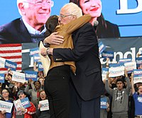Sanders met Alexandria Ocasio-Cortez op een campagne-evenement in Council Bluffs, Iowa, november 2019