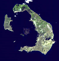 Satellietbeeld van Santorini. Met de klok mee vanuit het midden: Nea Kameni; Palea Kameni; Aspronisi; Therasia; Thera