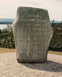 Šis akmens Brownsea salā atgādina par pirmo skautu nometni.