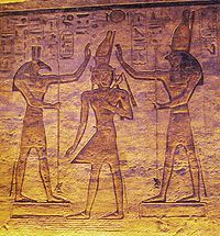 De goden Set (links) en Horus (rechts) zegenen Ramesses in de kleine tempel in Abu Simbel.  