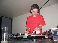 Skream, un popular DJ y productor de dubstep, de Croydon, Reino Unido, actuando en directo en 2006.  