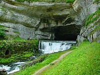  位于法国东部欧汉斯附近的侏罗山中，卢埃河源头的岩溶泉。